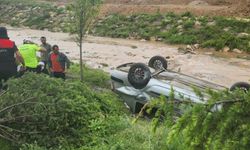 Aile Faciası: Otomobil Dere Kenarına Devrildi, 5 Kişi Yaralandı