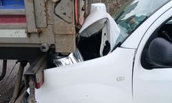 Çevre Yolunda Feci Kaza: Ticari Araç Tıra Çarptı!