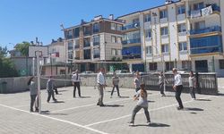 İncelemeye geldi, sahaya çıktı: Taşköprü’de Müdür Şirin voleybol maçında ter döktü