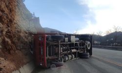 Kastamonu'da kamyon devrildi