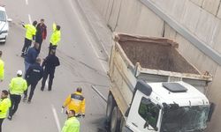 Kamyon karşı şeride geçip duvara çarptı: 1 yaralı var!