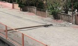 Kastamonu’da şiddetli rüzgar tehlike saçtı: Ahşap direk caddeye devrildi!