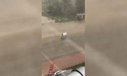 Kastamonu'nun ilçesinde ilginç anlar: Yağmurdan kaçan konteyner yollara düştü!