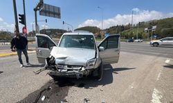 Kavşakta Feci Kaza: Otomobil ile Hafif Ticari Araç Çarpıştı, 10 Yaralı