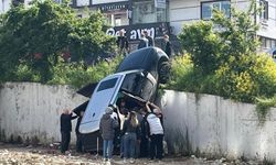 Lüks cip yokuşta geri kaçtı duvarda asılı kaldı: 2 Kadın yaralandı