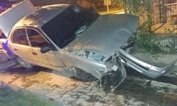 Taşköprü’de kaza: Otomobil demir korkuluklara çarpıp yan yattı