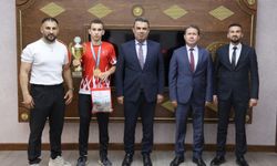 Taşköprülü öğrenci dünya şampiyonu oldu: Başarısını Müdür Gümüş’le paylaştı!