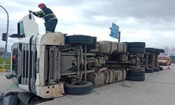 Kastamonu'da feci kaza: Demir yüklü tır devrildi