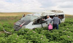 Yolcu minibüsü tarlaya uçtu: 1 Ölü, 4 Yaralı (görüntülü haber)