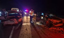 Feci kaza: 2 otomobil kafa kafaya çarpıştı! Yaralılar var (görüntülü haber)
