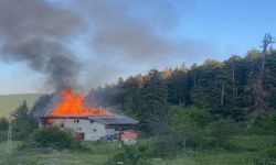 Son dakika: Kastamonu'da 2 katlı ev alev alev yandı
