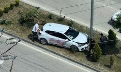 Kastamonu’da kontrolden çıkan otomobil elektrik direğine çarptı (görüntülü haber)