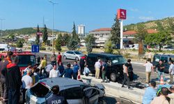 Feci kaza: Kontrolden çıkan otomobil refüje çarptı: 1'i ağır 7 yaralı!