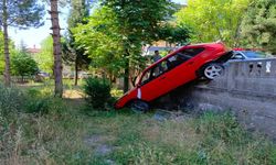 Otomobilin direksiyonu kilitlendi bahçeye düştü