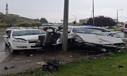 Sanayi Kavşağında 2 otomobil çarpıştı!