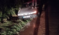 Kastamonu'da su borusu patladı: Otomobil sürücüsü mahsur kaldı!