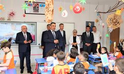 Kastamonu'nun ilçesinde öğrencilerle buluştu: 'Bu yıllar çok kıymetli bir zaman dilimidir'