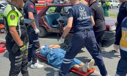 Otomobiller feci çarpıştı: Feci kazada yolcu sıkıştı: 3 yaralı!