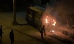 Park halindeki minibüs alev aldı: İtfaiye müdahalesiyle söndürüldü