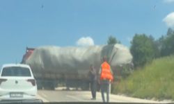 Kastamonu'da saman yüklü tır geri kayarak kanala girdi (görüntülü haber)