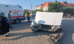 Taşköprü’de 2 otomobil çarpıştı: Genç sürücü hastaneye kaldırıldı