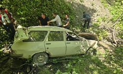 Şarampole devrilen otomobildeki 3 kişi yaralandı