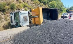 Kastamonu’da yük kamyonu şarampole devrildi: 1 yaralı
