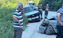 Korkutan kaza: Kastamonu’da 2 otomobil kafa kafaya çarpıştı