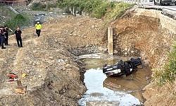 Feci kaza! Otomobil dereye uçtu: Baba ve oğlu hayatını kaybetti