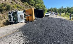 Kastamonu'da asfalt yüklü kamyon devrildi: Sürücü yaralandı (Detaylar)