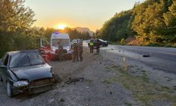 Kastamonu'da iki otomobil kafa kafaya çarpıştı: Feci kazada 4 yaralı!