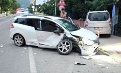 Kastamonu'da park halindeki araca çarpan otomobilde 2 kişi yaralandı