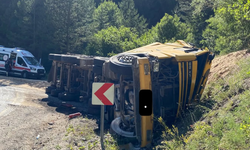 Kastamonu'nun ilçesinde tır devrilerek yan yattı: 2 yaralı!