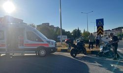 Önce Otomobile Ardından Refüje Çarptı: 1 Yaralı Var