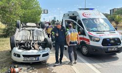 Kaputu açılan otomobile çarptı: Otomobil ters döndü!