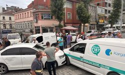 Son dakika: Kastamonu’nun ilçesinde trafik felç oldu: 4 araç birbirine girdi!