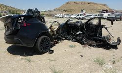 İkiye bölünen Tesla otomobil 2 hemşireye mezar oldu (görüntülü haber)
