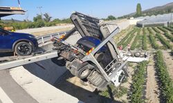 Otomobil taşıyan tır ile kamyonet çarpıştı: Sıfır kilometre otomobiller hurda oldu