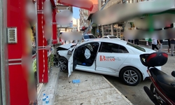 Kastamonu’da Fenalaşan Sürücü 4 Araca Çarpıp Bir İş Yerine Daldı!