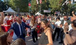 Başkan Arslan, Taşköprü Meydanı’nda ‘Erik Dalı’ Oynadı