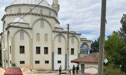 Cami kubbesinden düşen işçi hayatını kaybetti