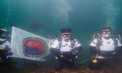 Şapka İnkılabı ve Zafer Bayramını su altında kutlayacaklar