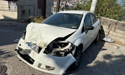 Freni boşalan otomobil zincirleme kazaya neden oldu: 4 yaralı