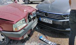 İki otomobil çarpıştı: 3 yaralı, kaçan sürücü aranıyor