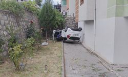 Otomobil apartmanın bahçesine uçtu: 3 yaralı