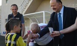 Kastamonu Valisi Dallı, genç sporculara dondurma ikram etti