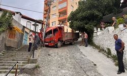 Kastamonu’da freni boşalan kamyon panik yarattı: Direğe ve otomobile çarptı
