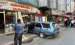 Kastamonu'daki kazada otomobiller iş yerlerine çarparak durabildi: 1 yaralı var! (Detaylar)