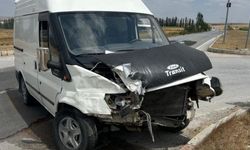 Kavşakta can pazarı! Panelvan ile lüks araç feci şekilde çarpıştı