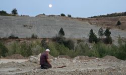 Komşu ildeki orman yangınında evini terk edip karşı tepede namazını kıldı